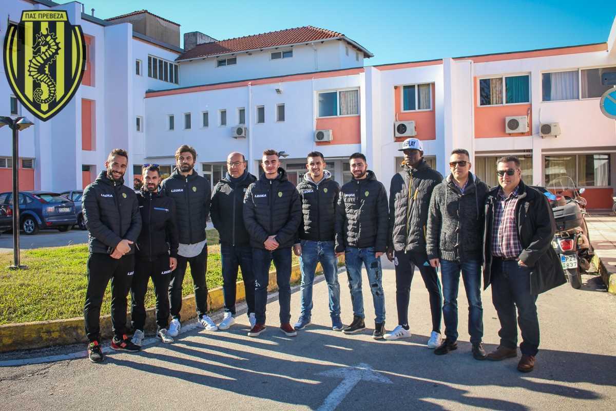 Μοίρασε γλυκά σε ασθενείς και το προσωπικό του Νοσοκομείου ο ΠΑΣ Πρέβεζα (pics)