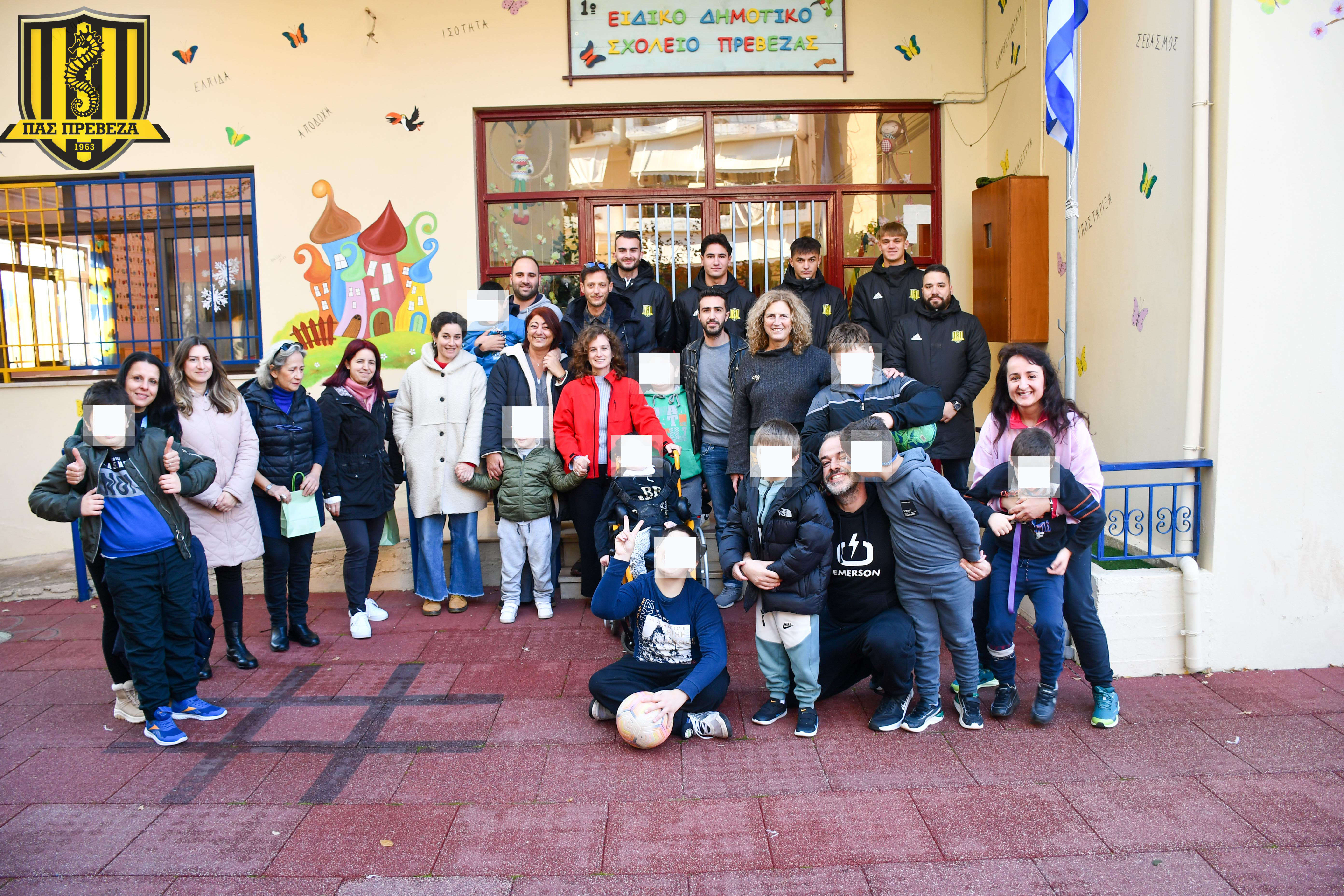 Μια Μεγάλη Αγκαλιά Αγάπης από τον ΠΑΣ Πρέβεζα στο 1ο Ειδικό Δημοτικό Σχολείο – Μήνυμα Ανθρωπιάς και Ελπίδας από τον Γιάννη Τσότα